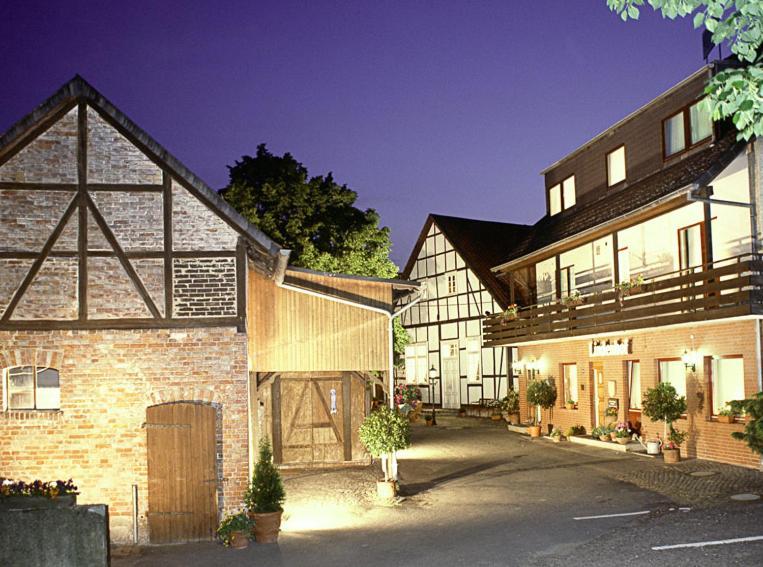 Landgasthaus & Hotel Lindenhof Königslutter am Elm Exterior photo